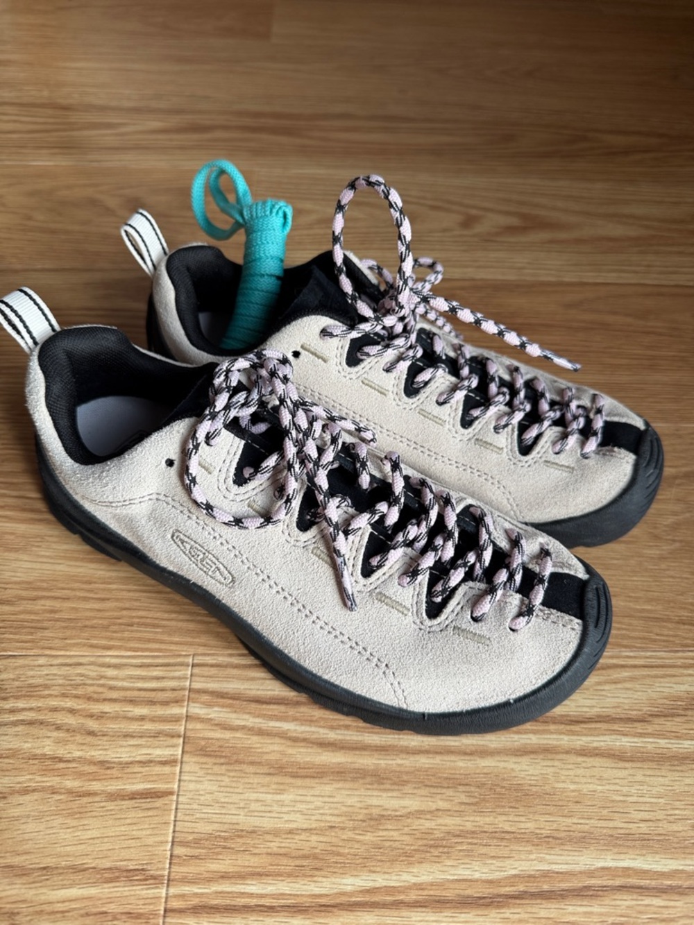 Keen Women’s Jasper Sneaker in Birch/Black